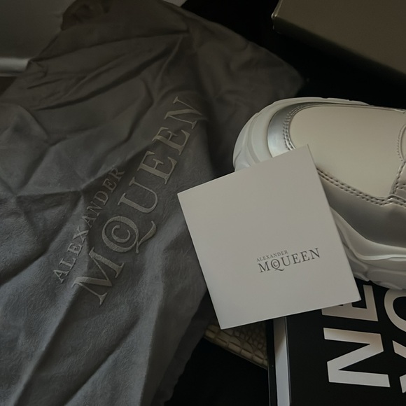 Alexander McQueen authenticated sneakers. - Picture 4 of 6
